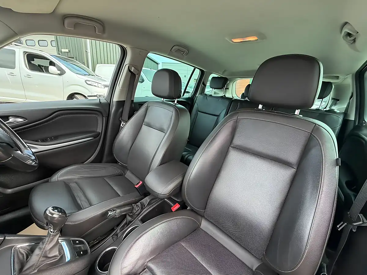 Used 2018 Vauxhall Zafira Tourer Sri Nav Red - Interior and Exterior details 16