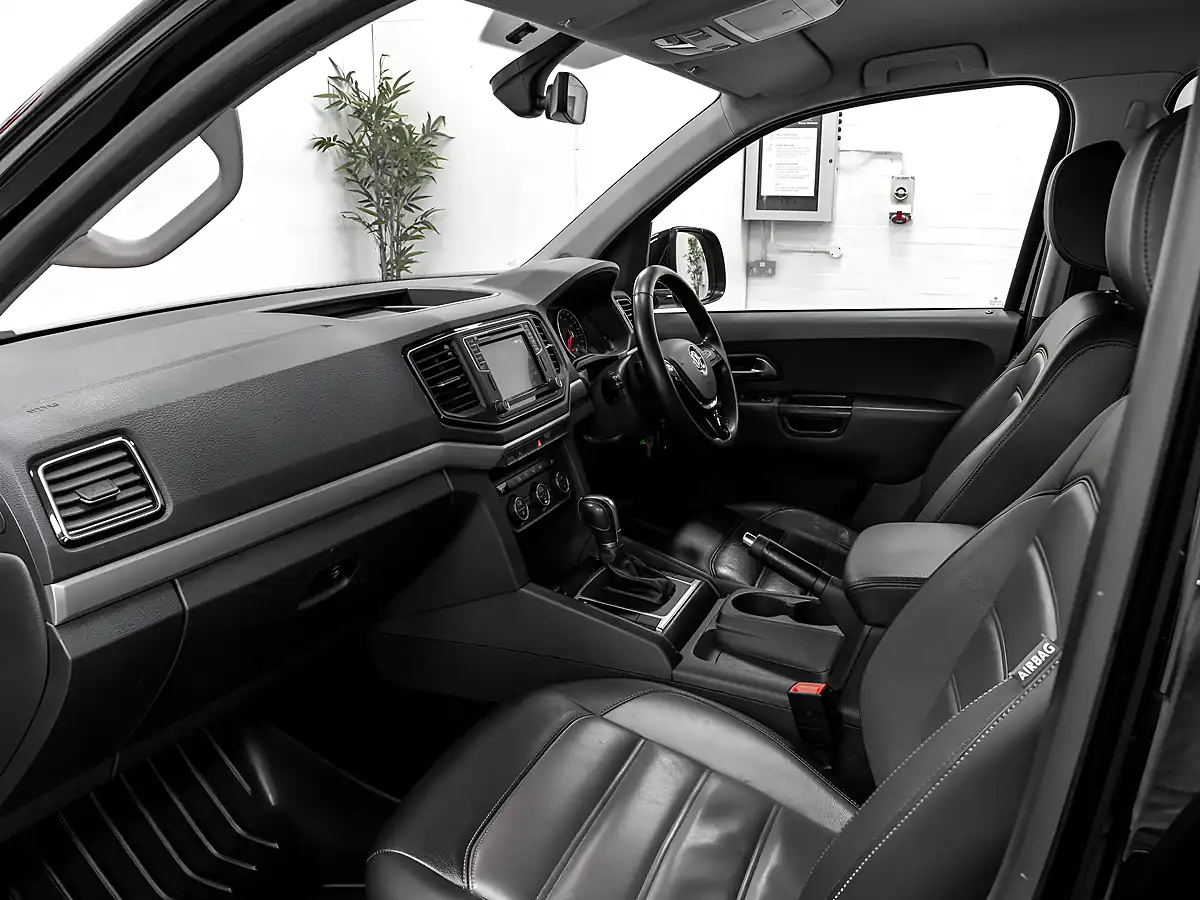 Used 2018 Volkswagen Amarok Highline Deep Black - Interior and Exterior details 12