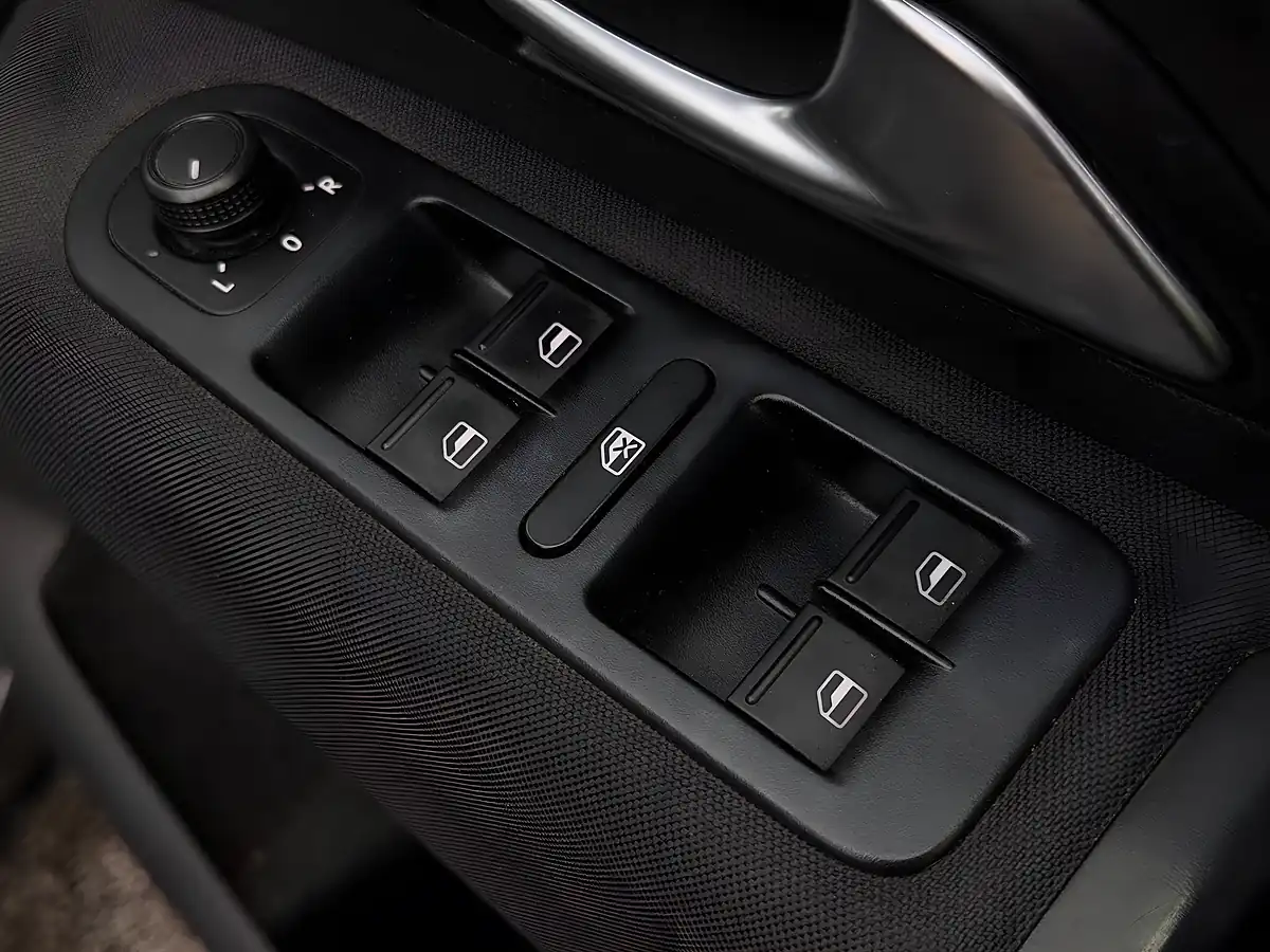 Used 2018 Volkswagen Amarok Trendline Black - Interior and Exterior details 12