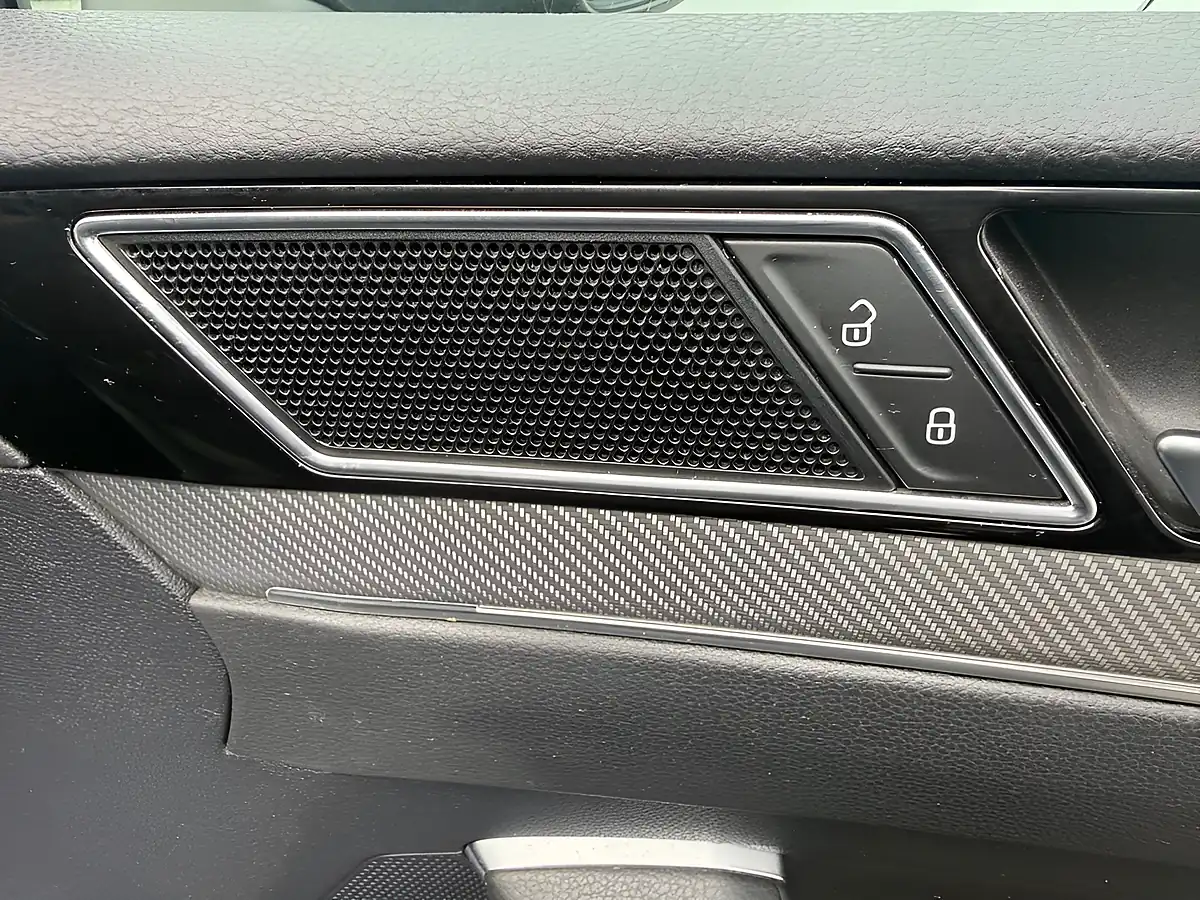 Used 2018 Volkswagen Arteon R-Line Atlantic Blue - Interior and Exterior details 12