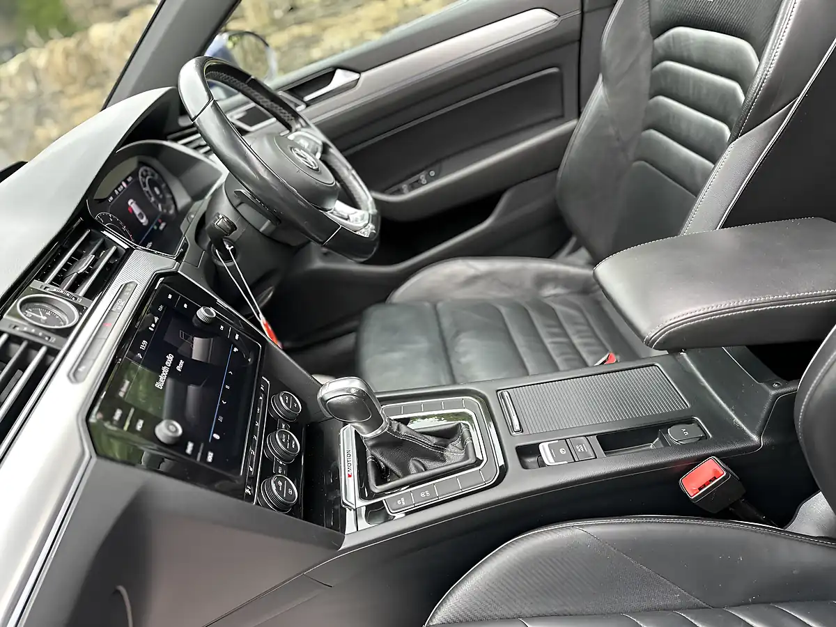 Used 2018 Volkswagen Arteon R-Line Blue - Interior and Exterior details 11