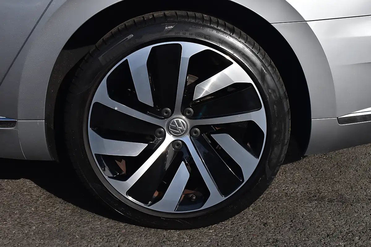 Used 2018 Volkswagen Arteon R-Line Fastback Pyrite Silver - Interior and Exterior details 9