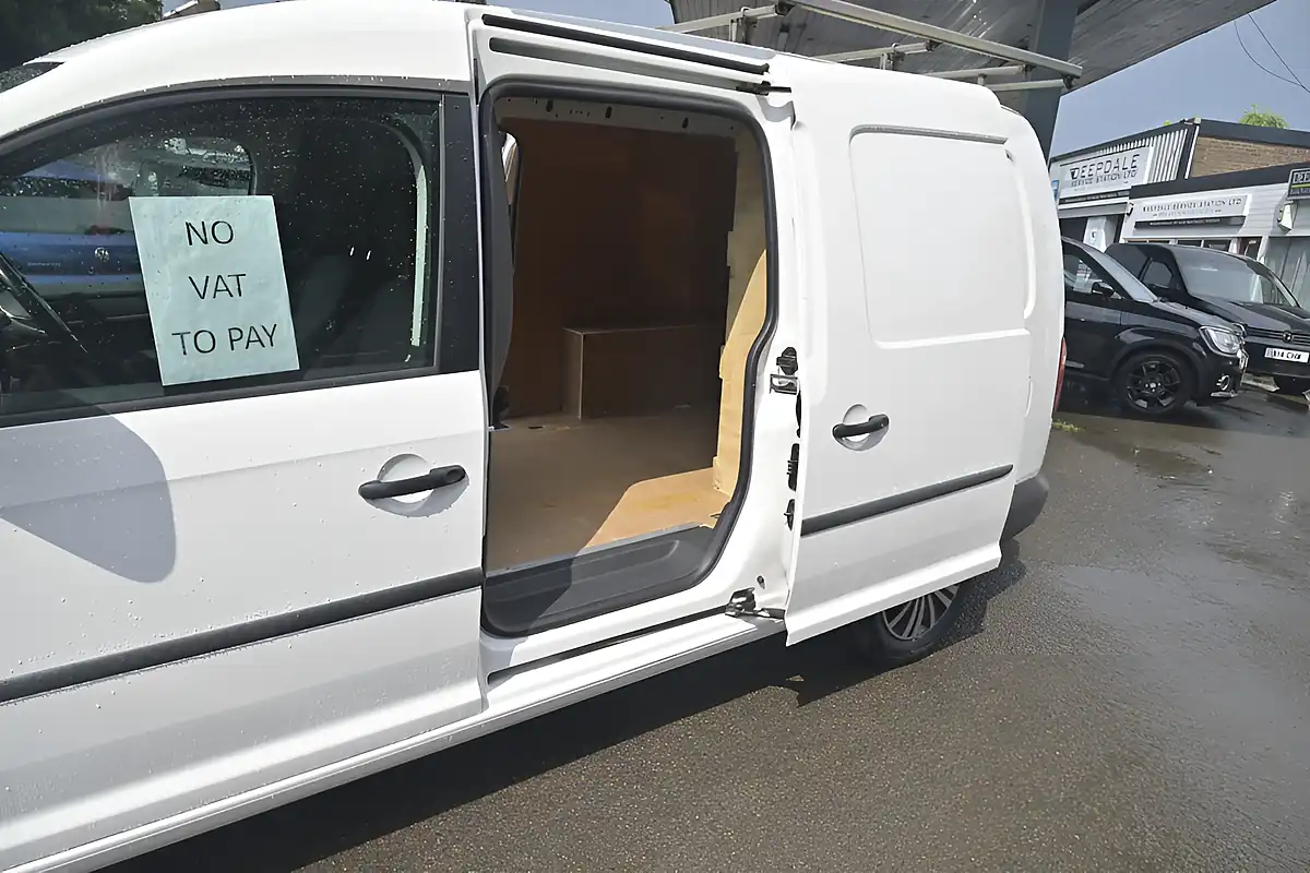Used 2018 Volkswagen Caddy Maxi White - Interior and Exterior details 13