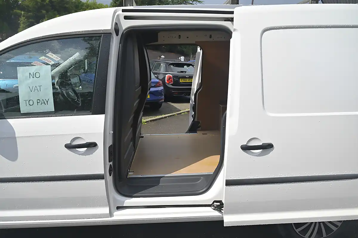 Used 2018 Volkswagen Caddy Maxi White - Interior and Exterior details 14