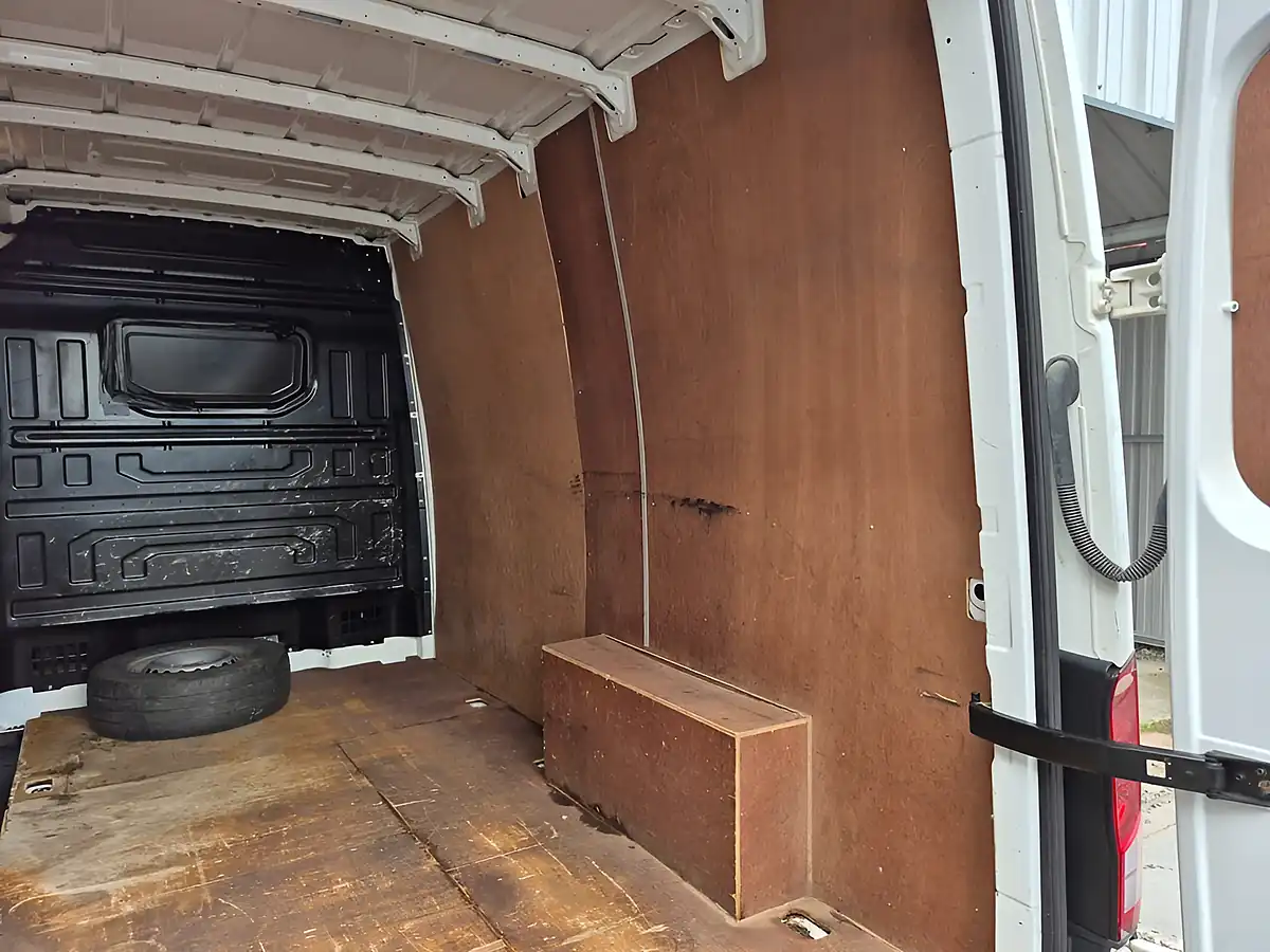 Used 2018 Volkswagen Crafter Startline White - Interior and Exterior details 12