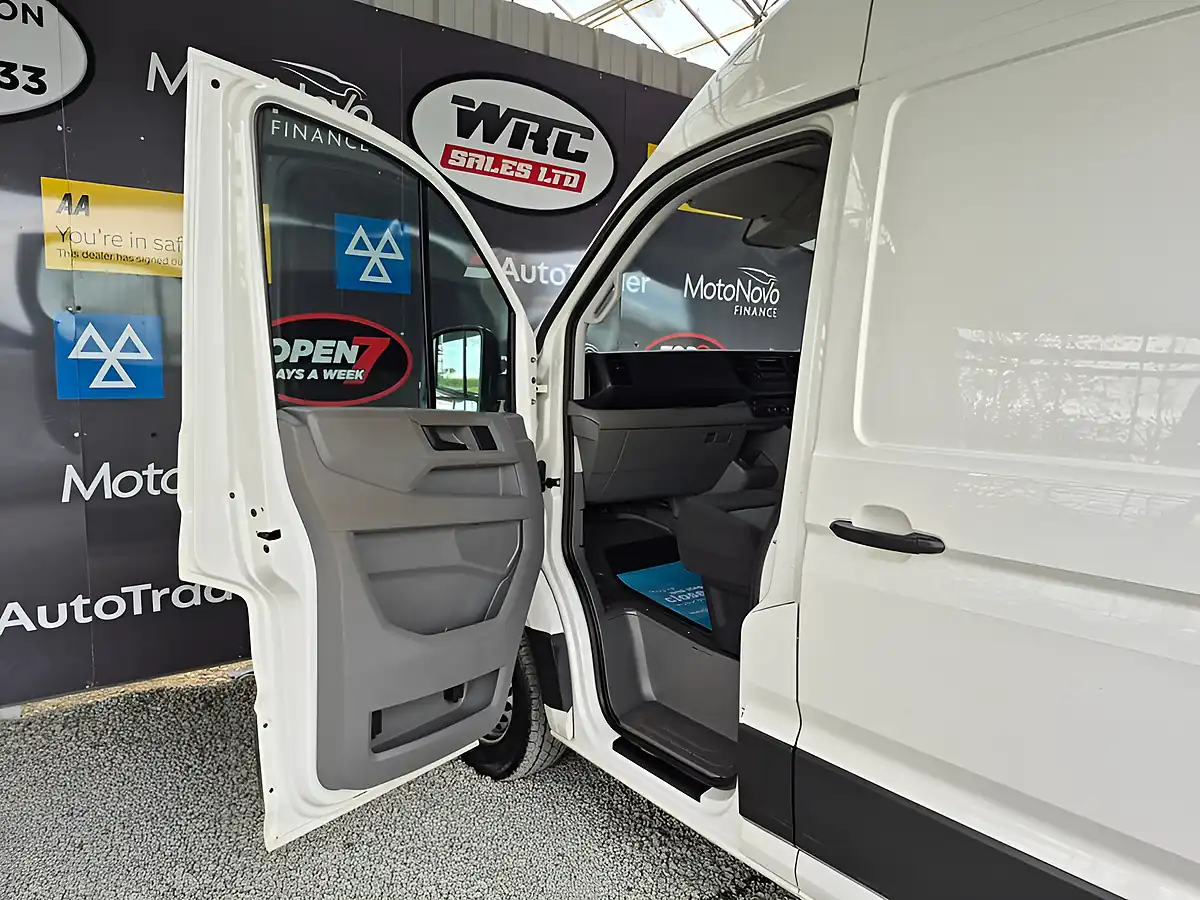 Used 2018 Volkswagen Crafter Startline White - Interior and Exterior details 16