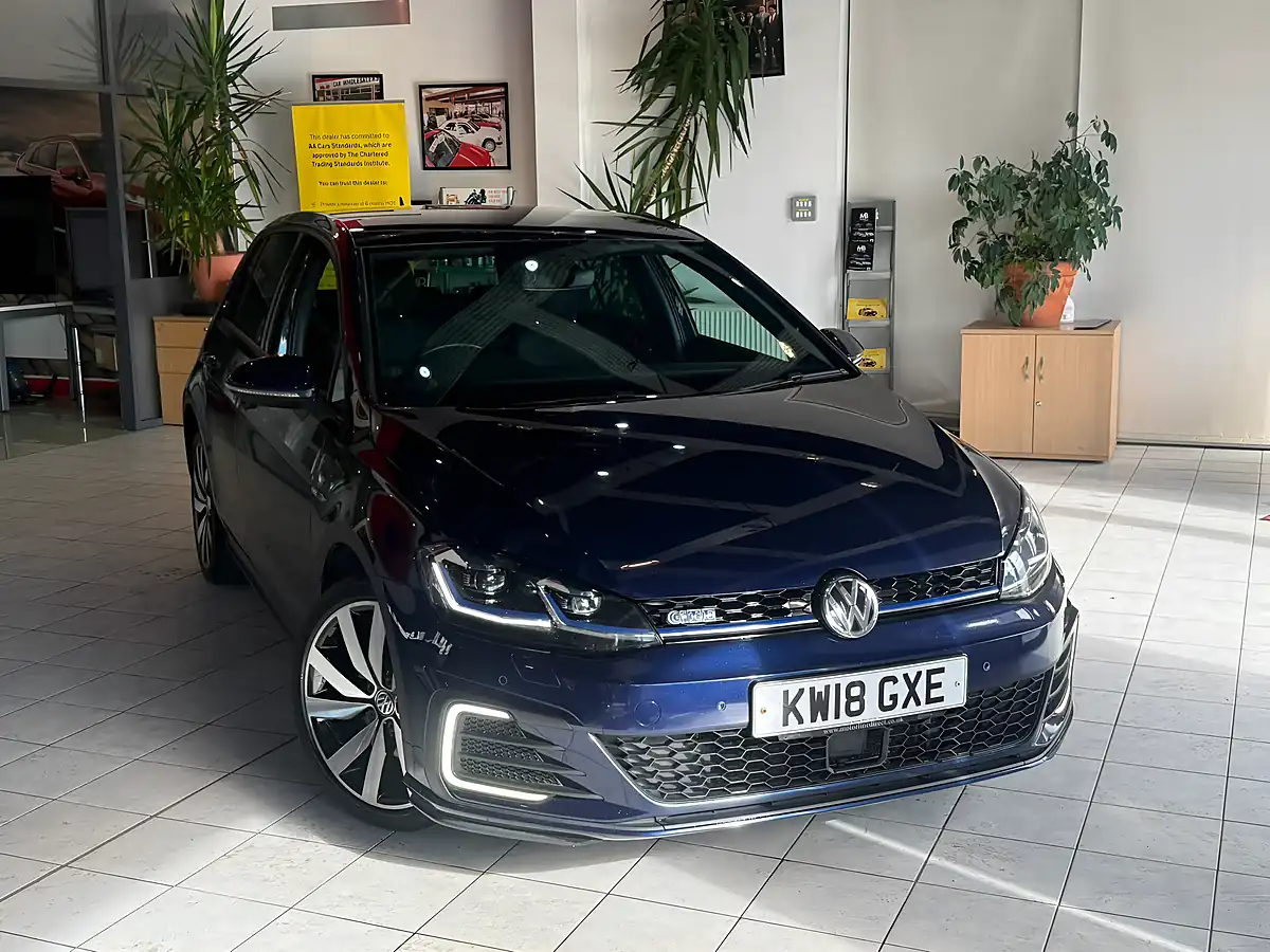 Used 2018 Volkswagen Golf Advance Blue - Front View