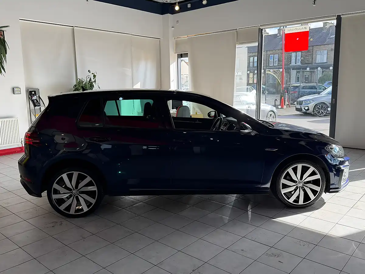 Used 2018 Volkswagen Golf Advance Blue - Interior and Exterior details 12