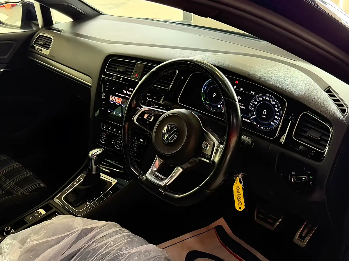 Used 2018 Volkswagen Golf Advance Blue - Interior and Exterior details 14