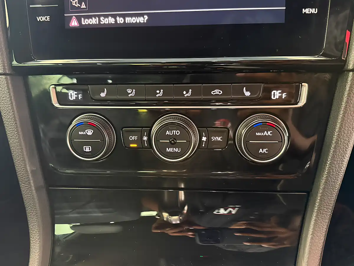 Used 2018 Volkswagen Golf Advance Blue - Interior and Exterior details 16