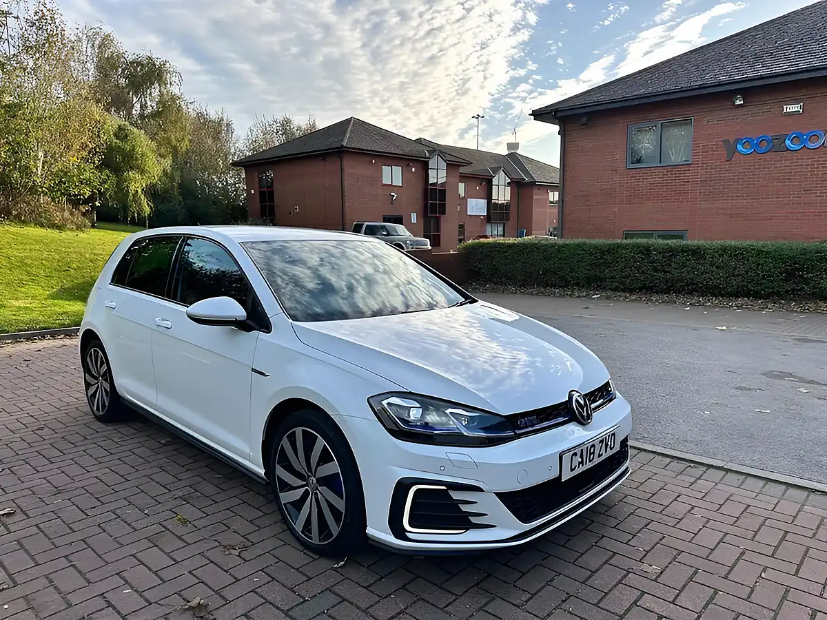 Used 2018 Volkswagen Golf Advance White - Front View