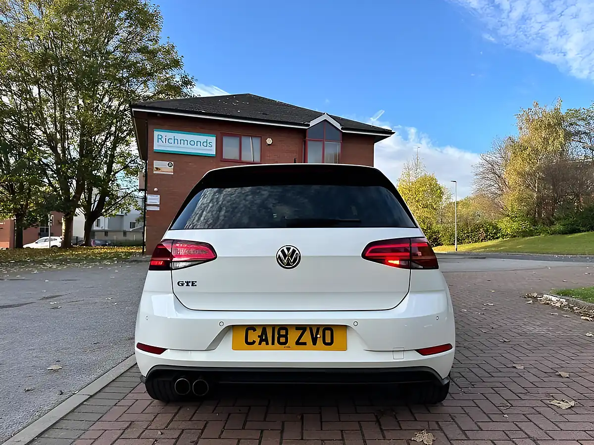 Used 2018 Volkswagen Golf Advance White - Interior and Exterior details 10