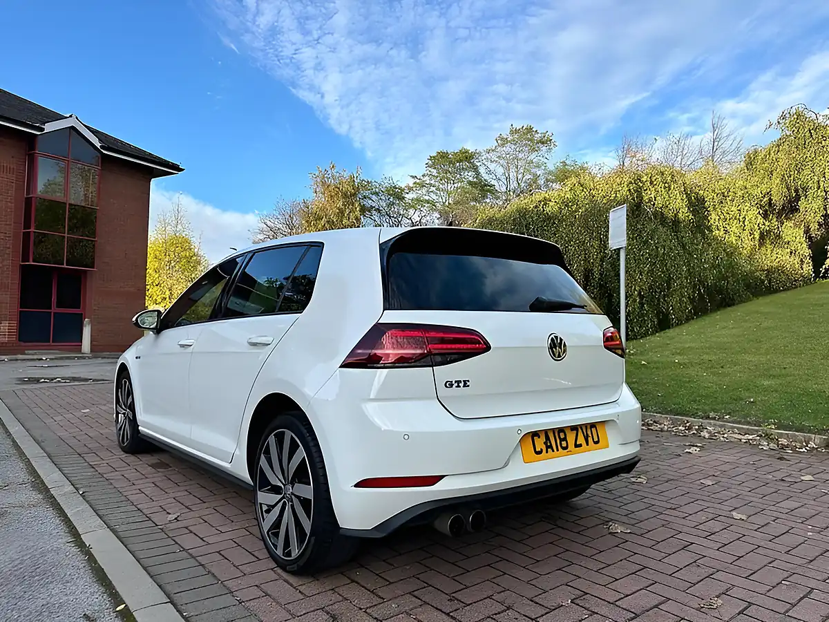 Used 2018 Volkswagen Golf Advance White - Interior and Exterior details 12
