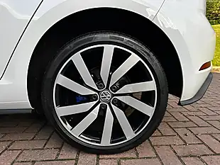 Used 2018 Volkswagen Golf Advance White - Interior and Exterior details 14