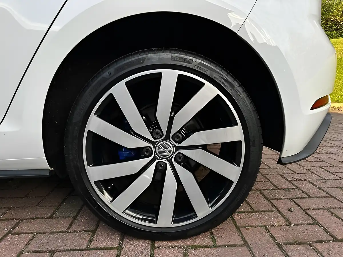 Used 2018 Volkswagen Golf Advance White - Interior and Exterior details 14