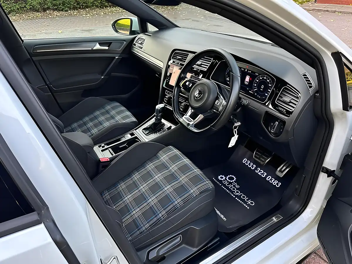Used 2018 Volkswagen Golf Advance White - Interior and Exterior details 19