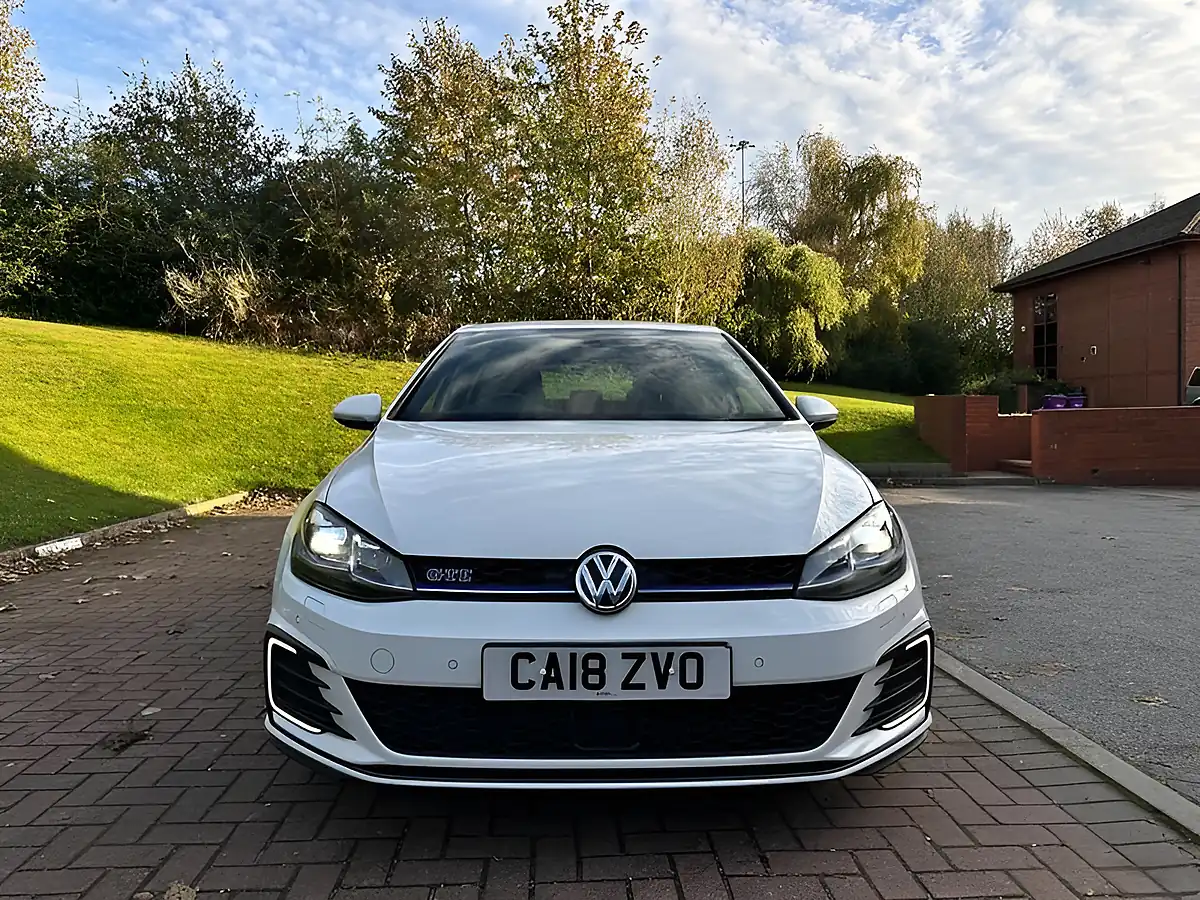 Used 2018 Volkswagen Golf Advance White - Interior and Exterior details 3