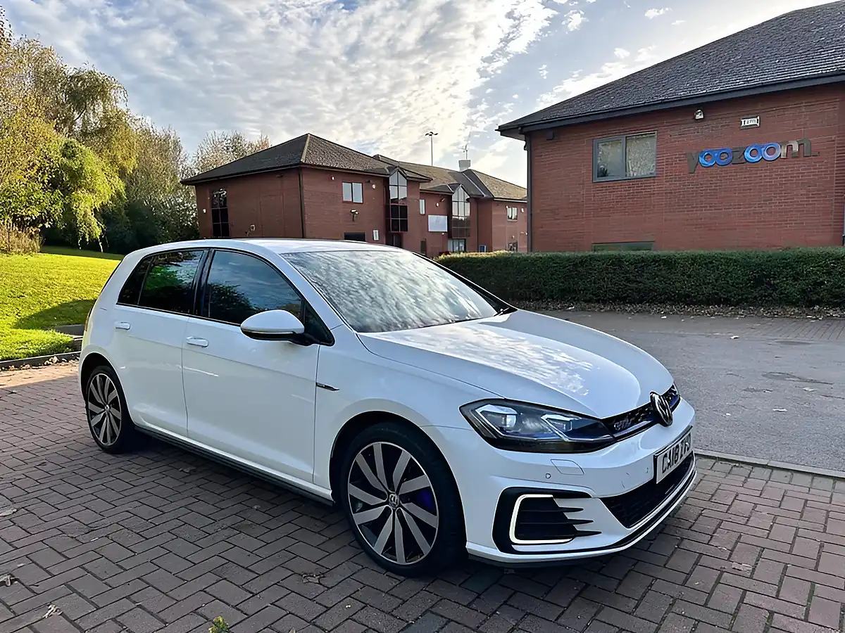 Used 2018 Volkswagen Golf Advance White - Interior and Exterior details 5