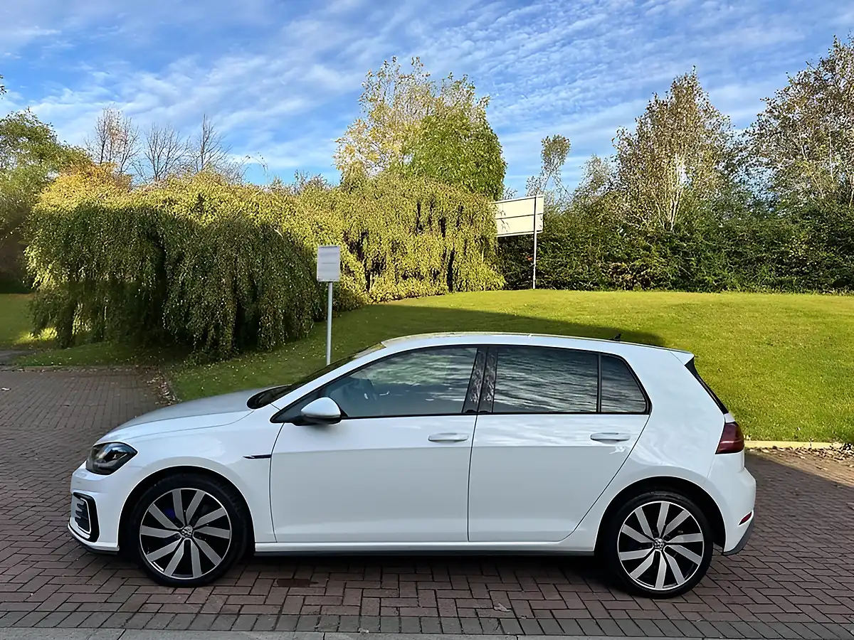 Used 2018 Volkswagen Golf Advance White - Interior and Exterior details 6