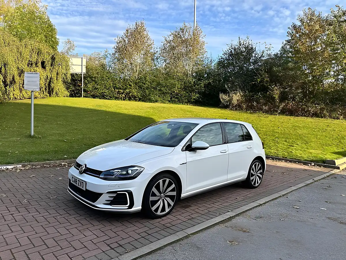 Used 2018 Volkswagen Golf Advance White - Interior and Exterior details 8