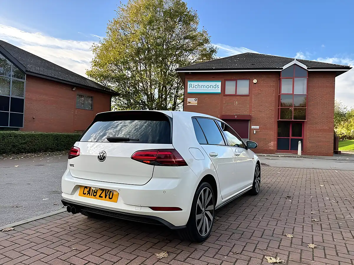 Used 2018 Volkswagen Golf Advance White - Interior and Exterior details 9