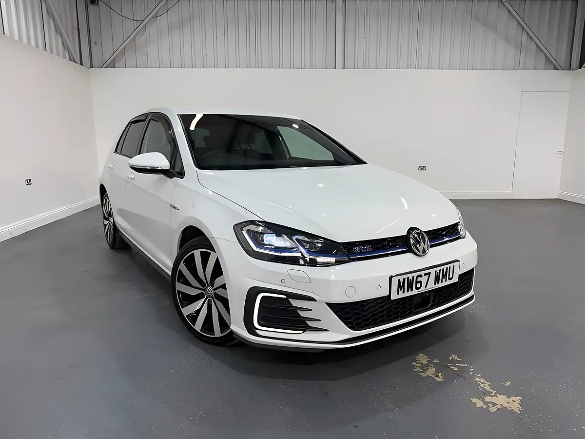 Used 2018 Volkswagen Golf Advance White - Front View