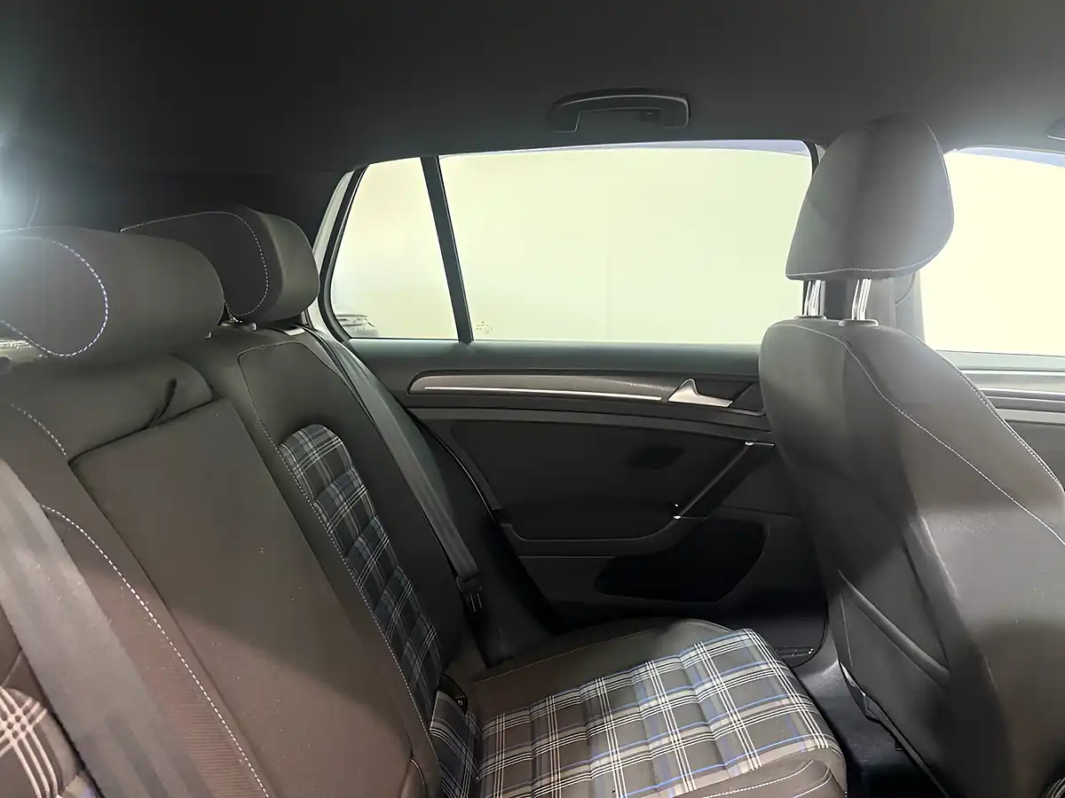 Used 2018 Volkswagen Golf Advance White - Interior and Exterior details 12