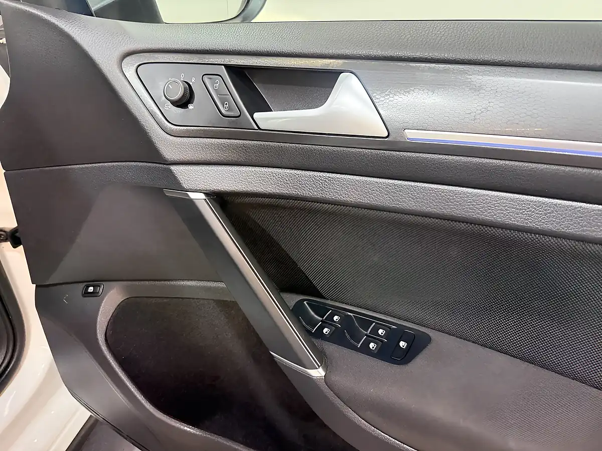Used 2018 Volkswagen Golf Advance White - Interior and Exterior details 13