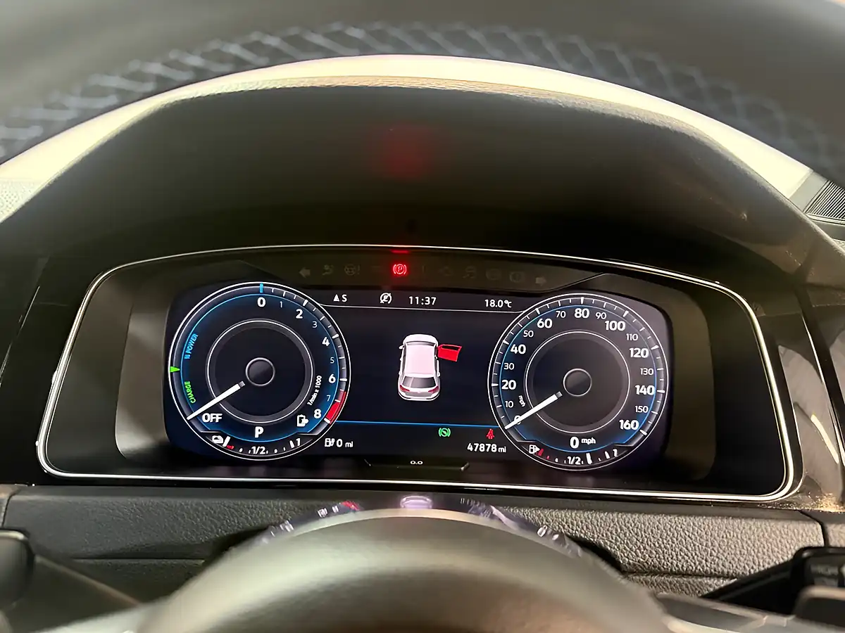 Used 2018 Volkswagen Golf Advance White - Interior and Exterior details 14