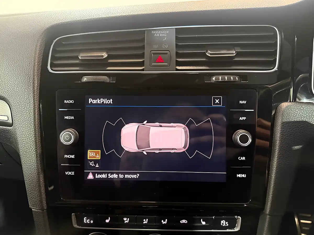 Used 2018 Volkswagen Golf Advance White - Interior and Exterior details 17