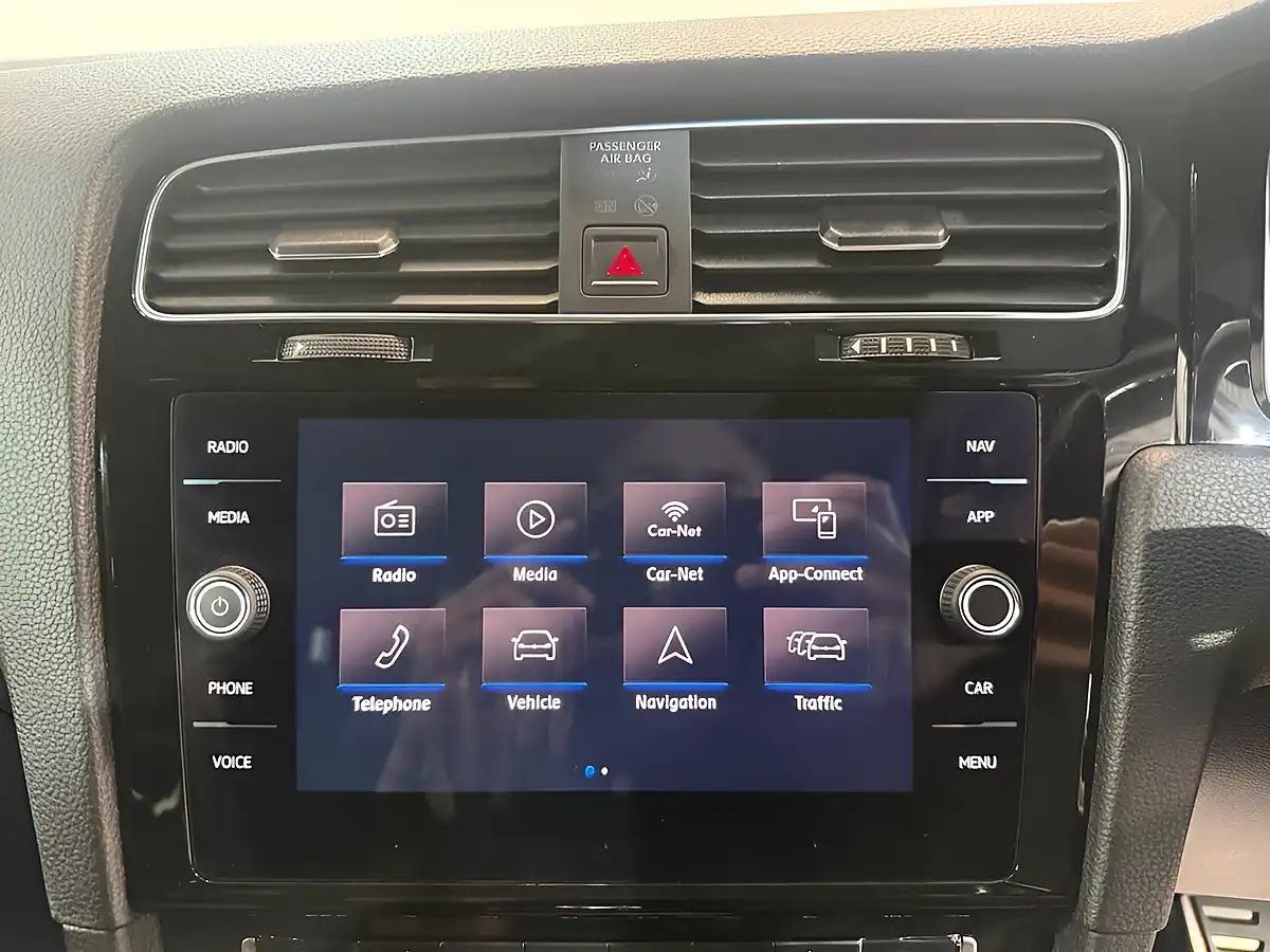 Used 2018 Volkswagen Golf Advance White - Interior and Exterior details 18