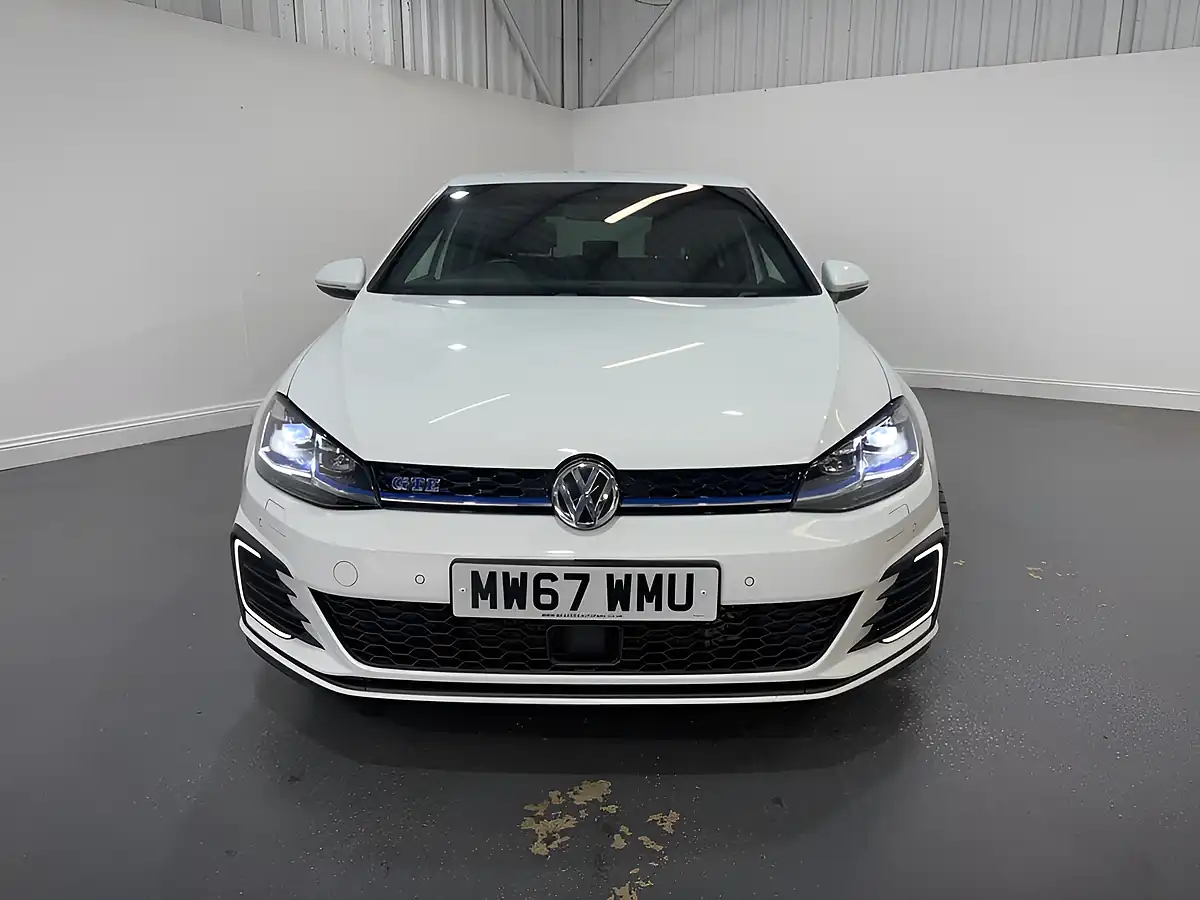 Used 2018 Volkswagen Golf Advance White - Interior and Exterior details 2