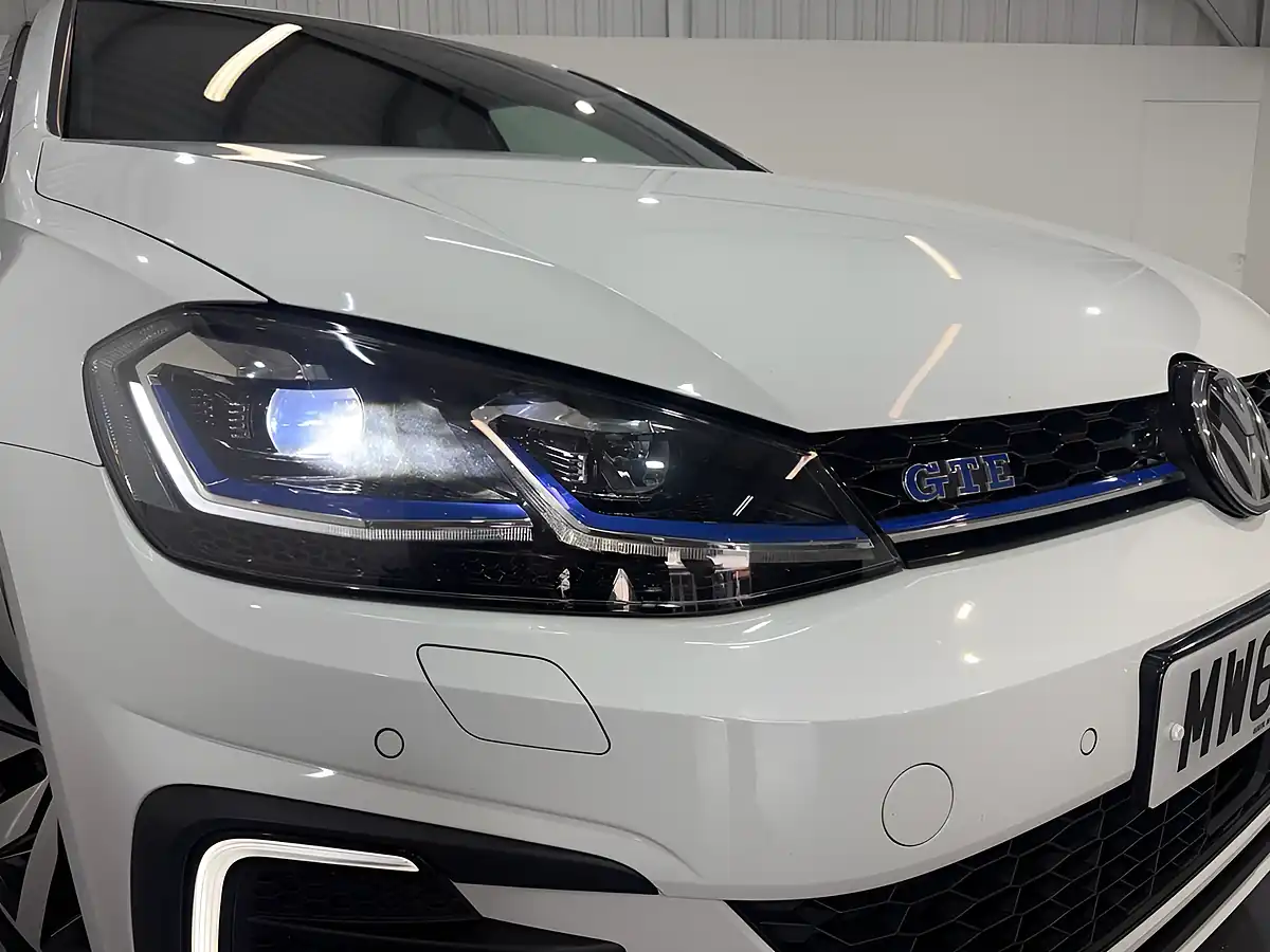 Used 2018 Volkswagen Golf Advance White - Interior and Exterior details 4