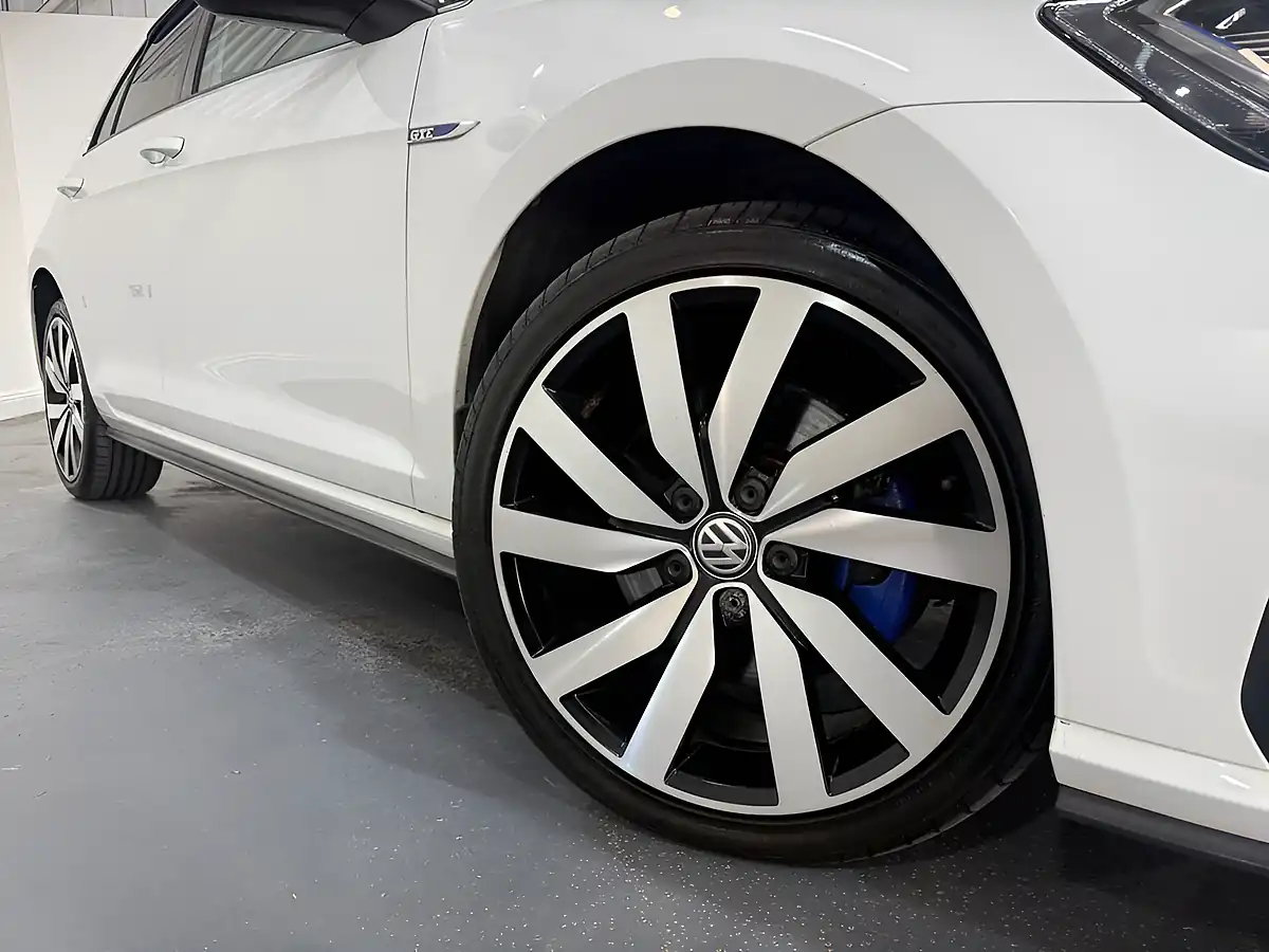 Used 2018 Volkswagen Golf Advance White - Interior and Exterior details 5