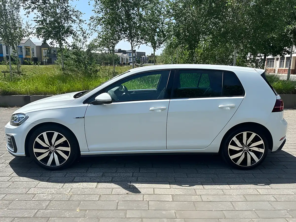Used 2018 Volkswagen Golf Gte Advance White - Interior and Exterior details 14