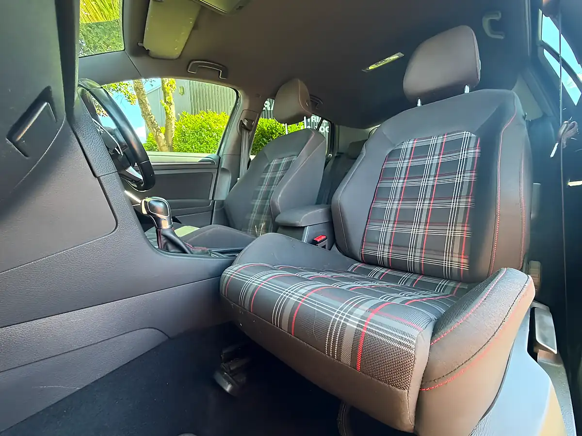 Used 2018 Volkswagen Golf GTI Blue - Interior and Exterior details 14