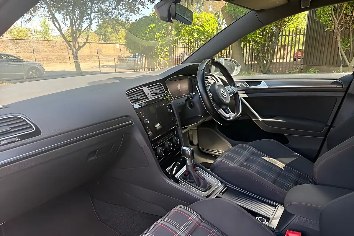 Used 2018 Volkswagen Golf GTI Blue - Interior and Exterior details 4
