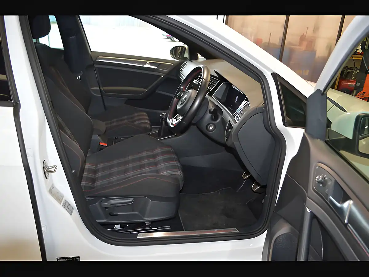 Used 2018 Volkswagen Golf GTI Pure White - Interior and Exterior details 10