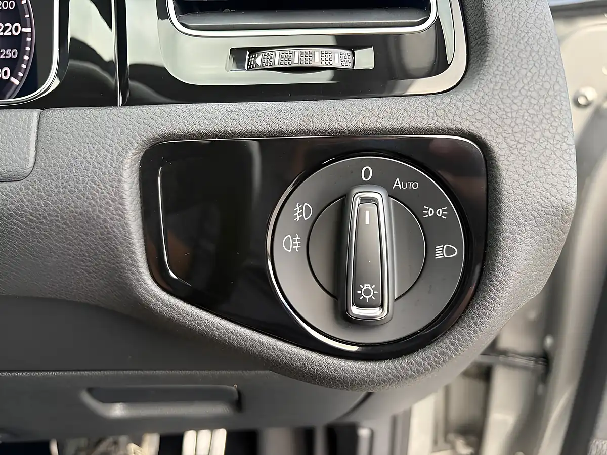 Used 2018 Volkswagen Golf GTI Silver - Interior and Exterior details 19