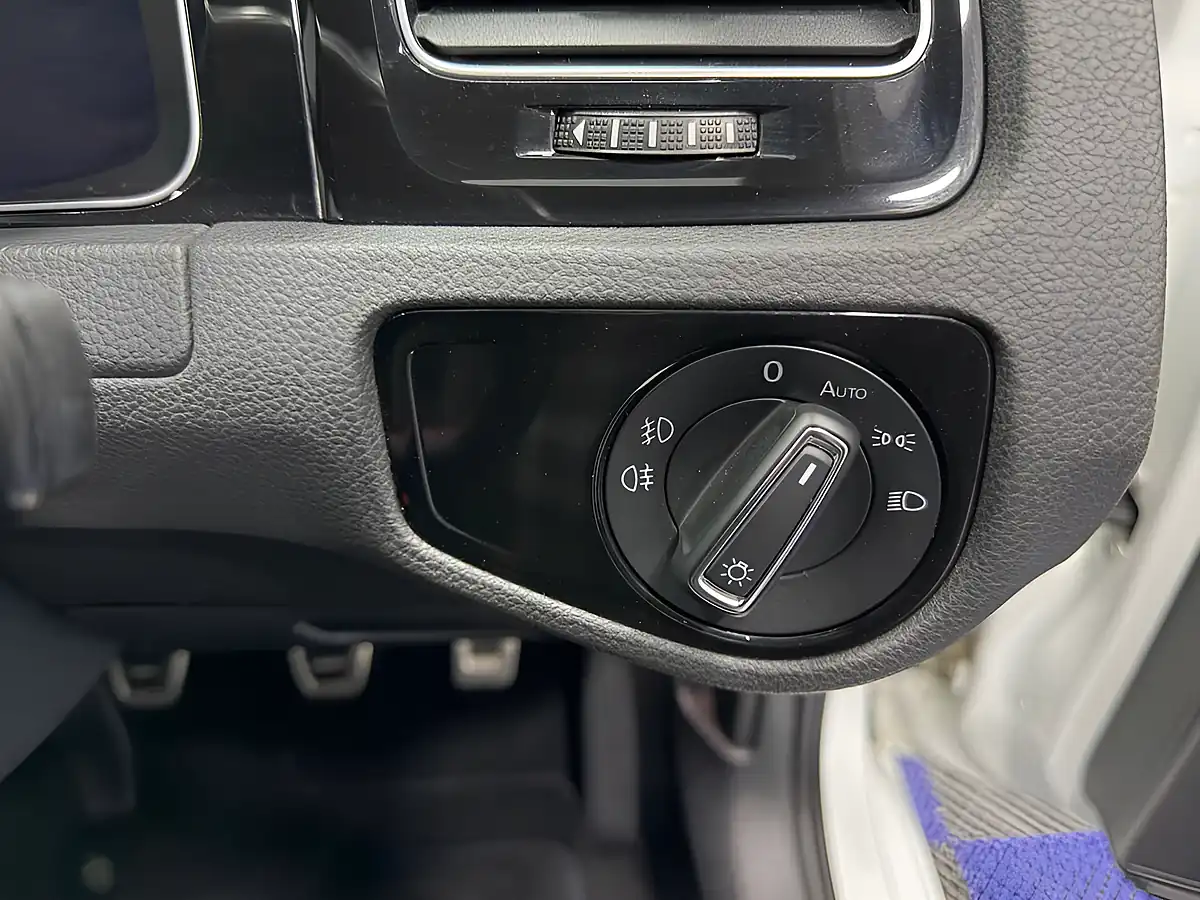 Used 2018 Volkswagen Golf GTI White - Interior and Exterior details 19