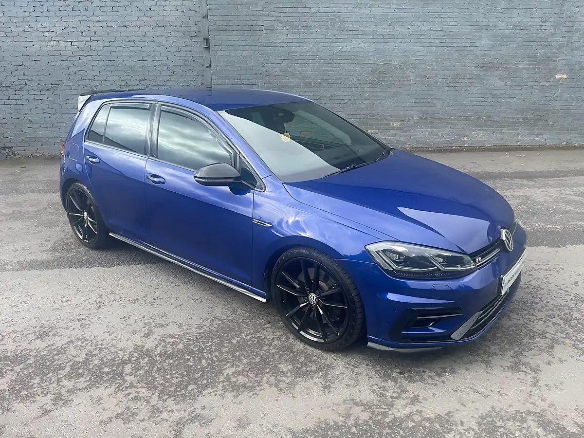 Used 2018 Volkswagen Golf R Blue - Front View
