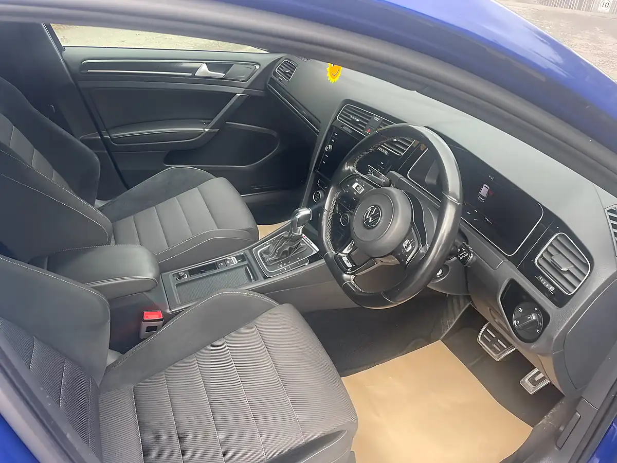 Used 2018 Volkswagen Golf R Blue - Interior and Exterior details 10