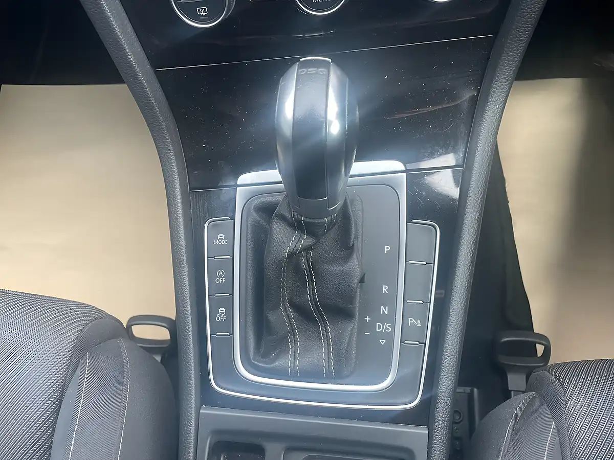 Used 2018 Volkswagen Golf R Blue - Interior and Exterior details 18