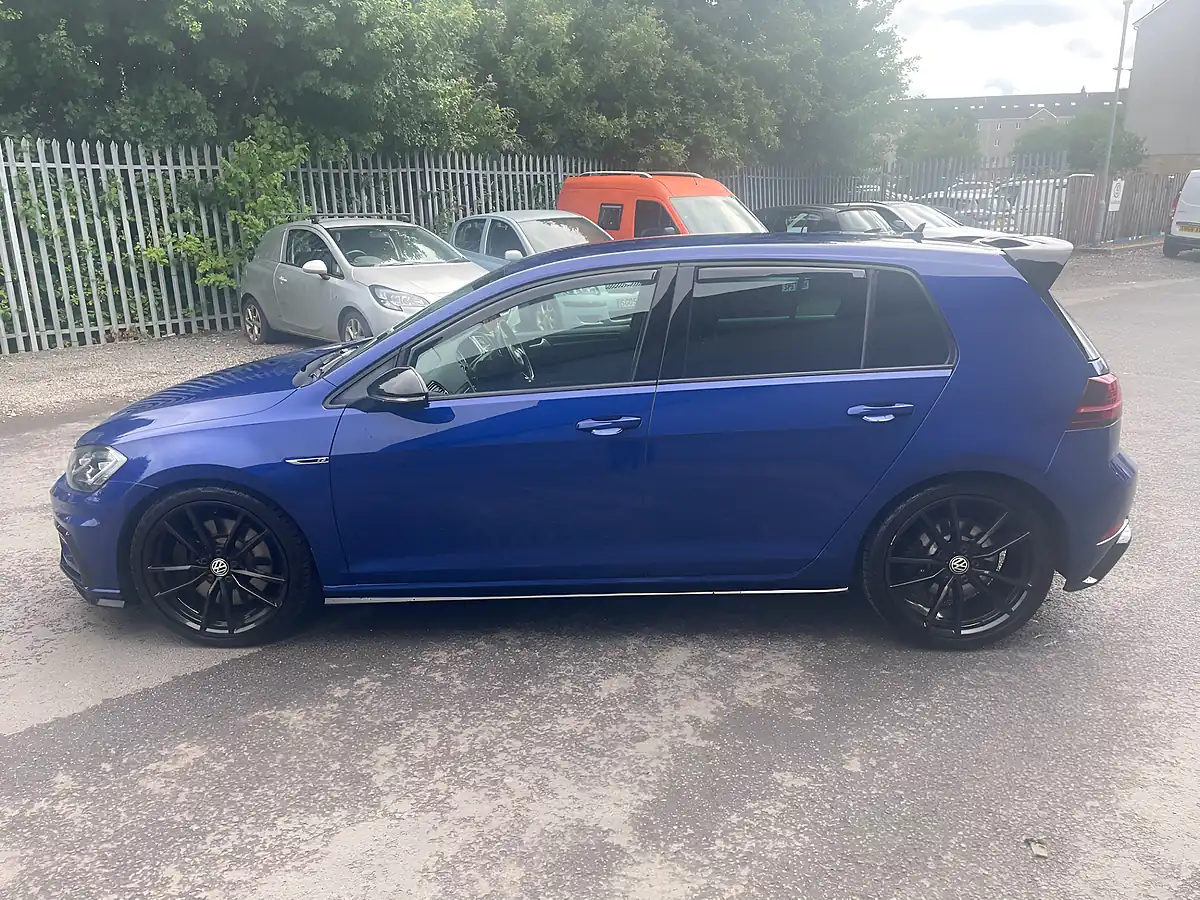 Used 2018 Volkswagen Golf R Blue - Interior and Exterior details 9