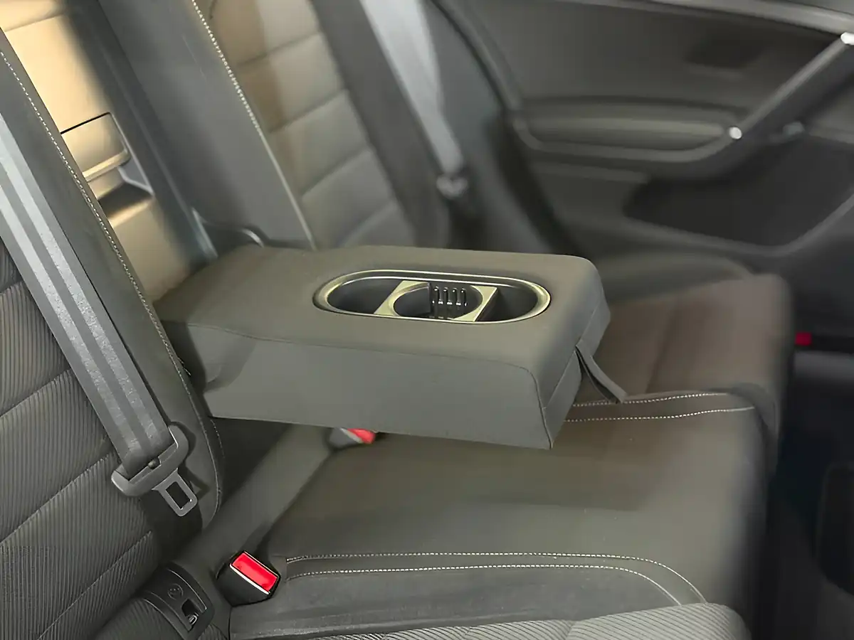 Used 2018 Volkswagen Golf R Blue - Interior and Exterior details 11