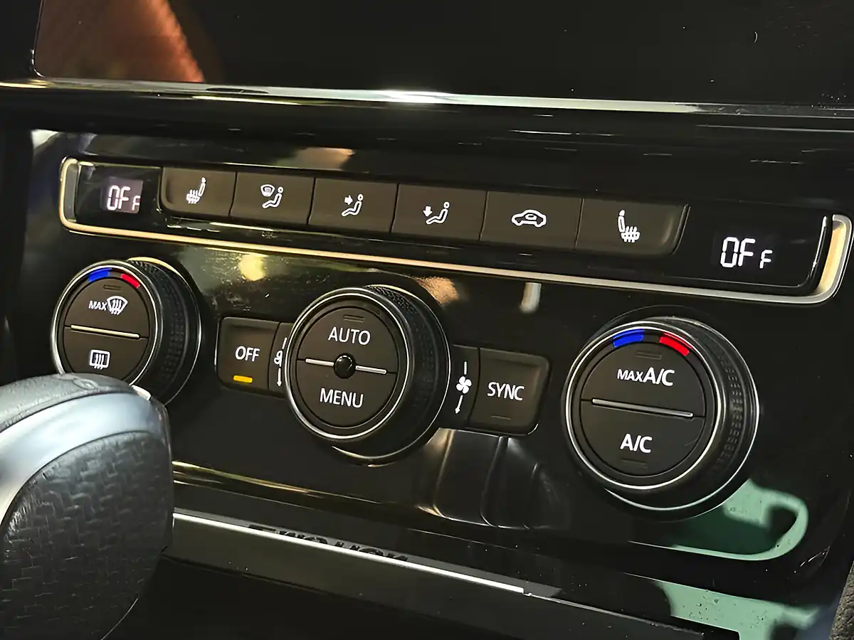 Used 2018 Volkswagen Golf R Blue - Interior and Exterior details 14