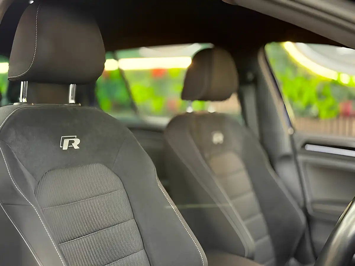 Used 2018 Volkswagen Golf R Blue - Interior and Exterior details 15