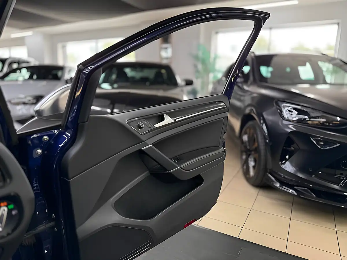 Used 2018 Volkswagen Golf R Blue - Interior and Exterior details 16