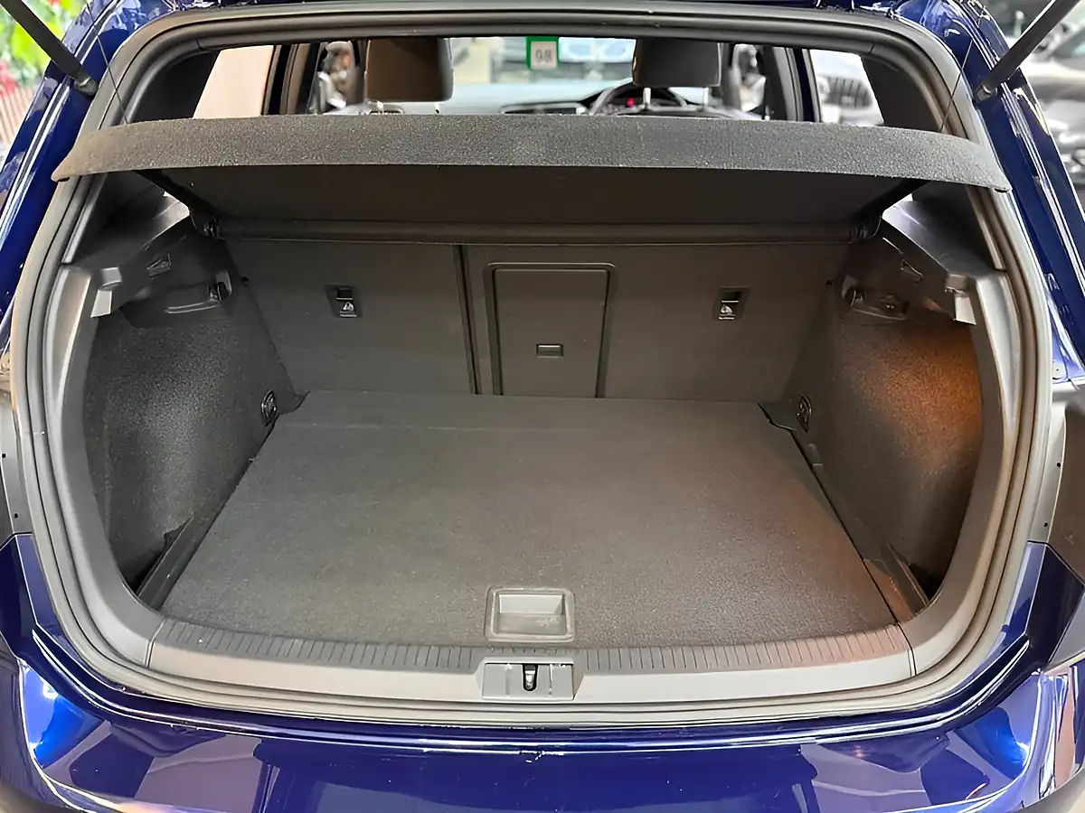 Used 2018 Volkswagen Golf R Blue - Interior and Exterior details 20