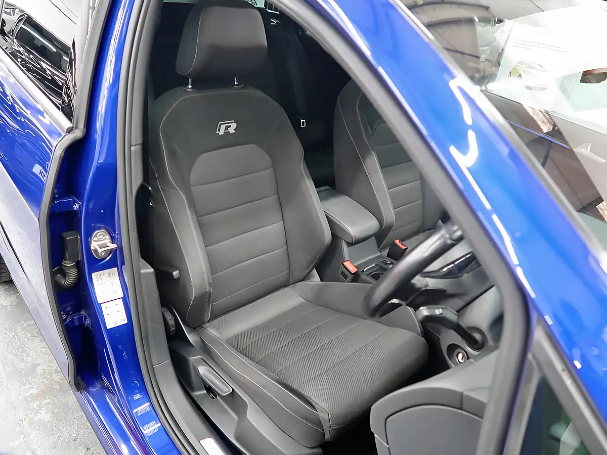 Used 2018 Volkswagen Golf R Blue - Interior and Exterior details 12